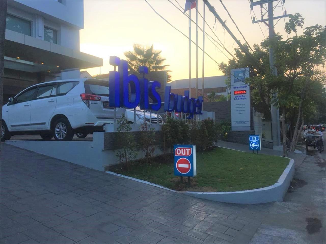 Ibis Budget Surabaya Diponegoro Exterior foto